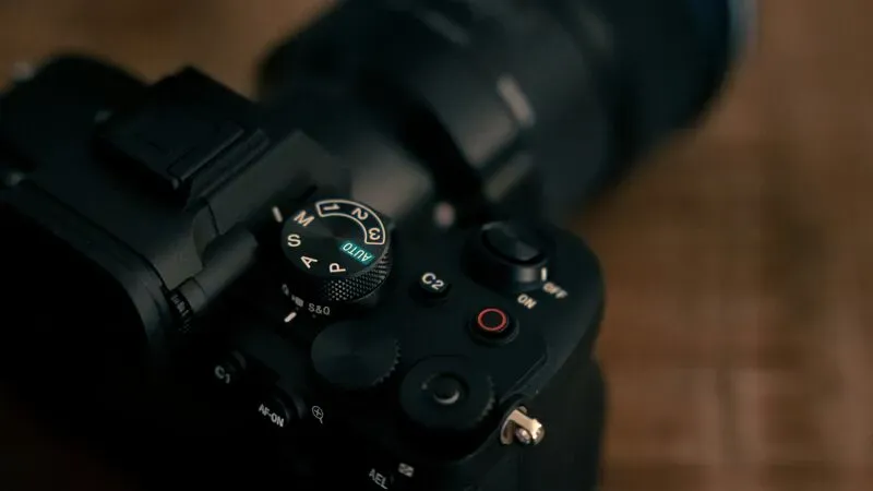 Fotograf sa profesionalnom kamerom